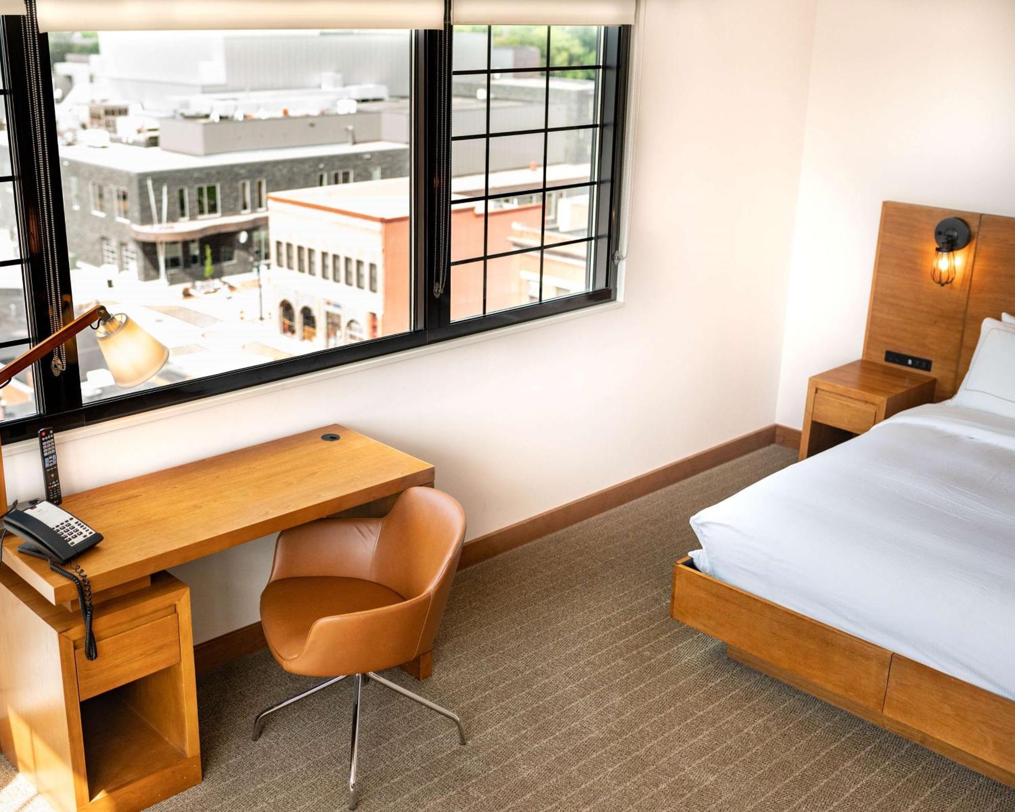 The Lismore Hotel Eau Claire - A Doubletree By Hilton Exterior photo